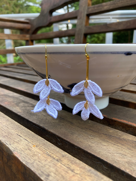 LE White Floral Dangling Earrings